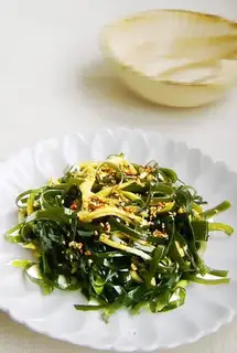 Spicy fresh mustard tuber mixed with shredded seaweed