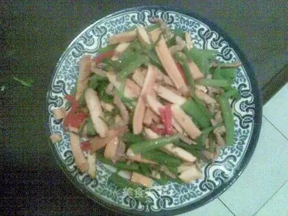 stir-fried shredded pork with dried celery