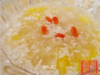 Pineapple wine brewed in syrup water