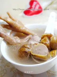 Chestnut chicken feet soup