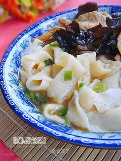 Hand-rolled noodles with mushroom slices