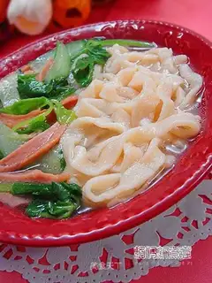 Hand-made noodles with cucumber ham