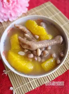 Papaya and peanut chicken feet soup