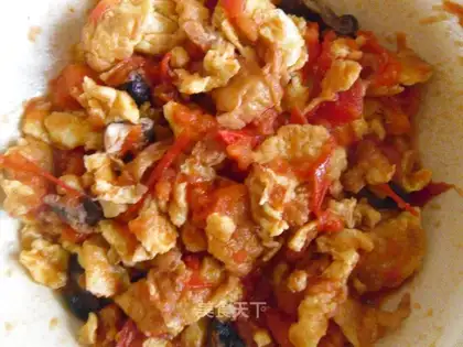 Scrambled eggs with diced tomatoes and mushrooms