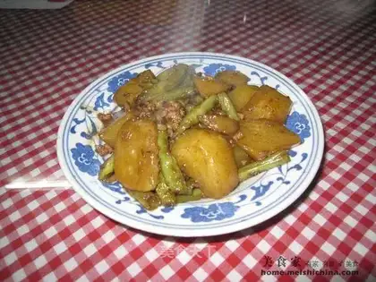 Stewed potatoes with green beans
