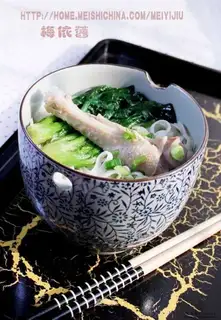 Simmer noodles in duck soup