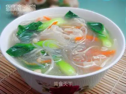 Green vegetable soup with golden needles and vermicelli