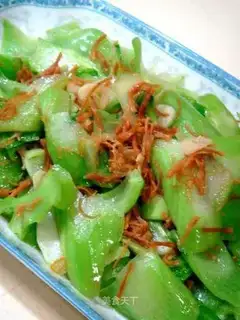 stir-fried scallops with pine covered vegetable stalks
