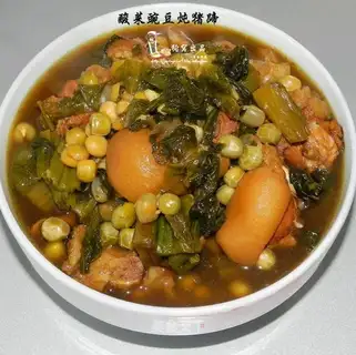 Stewed pig's feet with pickled cabbage and peas