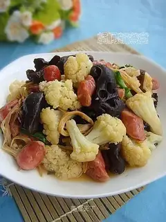 Fried sausage with cauliflower and fungus