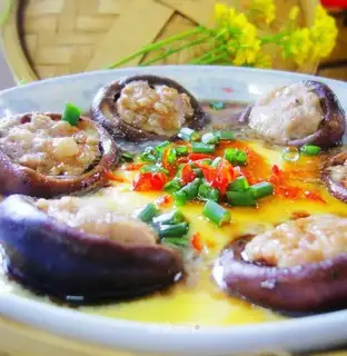 Mushroom stuffed with hibiscus