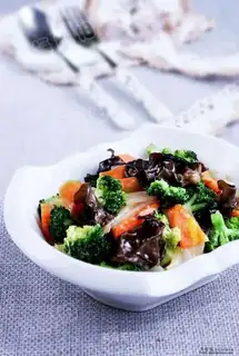 stir-fried fungus with winter lettuce