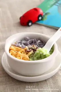 Three-colored noodles with bone soup