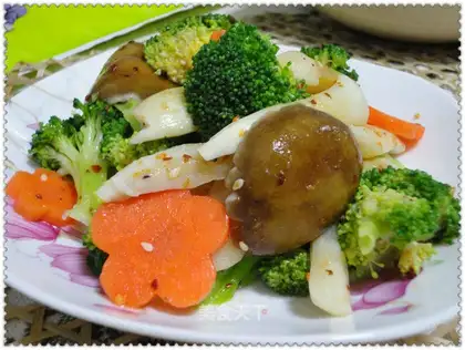 Broccoli mixed with mushrooms