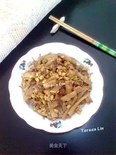 stir-fried cake with bean sprouts and shredded pork