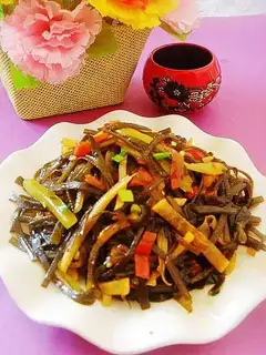 stir-fried shredded seaweed with sour radish