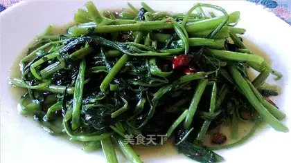 Garlic, pepper and water vegetables