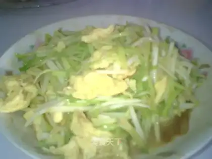 Scrambled eggs with garlic yellow