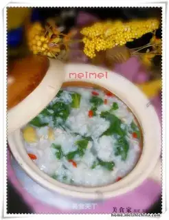 Porridge with lettuce and ginger slices