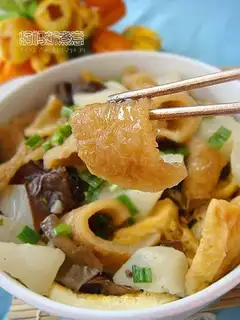 Deep-fried pig skin and stew it in a pot