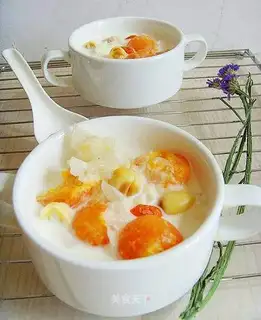 Stewed milk with papaya and white fungus
