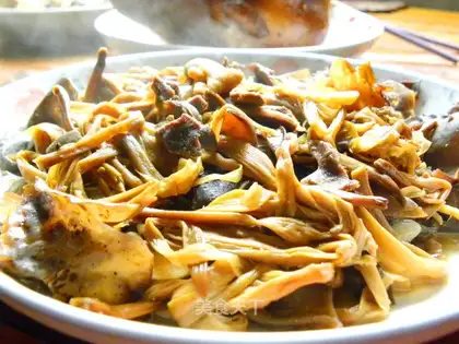 stir-fried chicken offal with golden needles and fungus