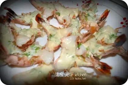 Baked shrimp with cheese and garlic onion