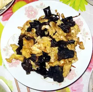 Scrambled eggs with fungus