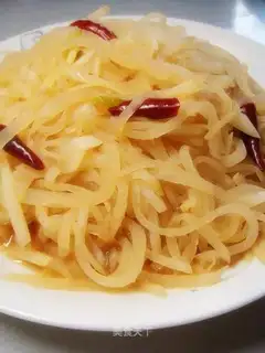 Sour and spicy shredded radish