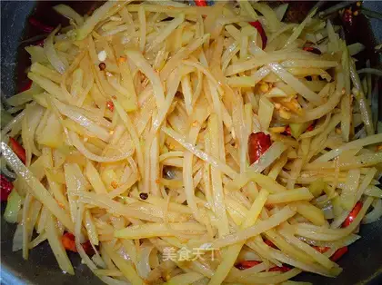 Shredded potatoes with salad