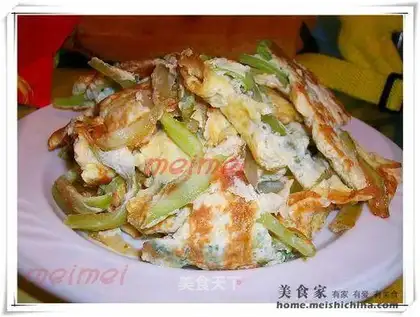 Scrambled eggs with celery