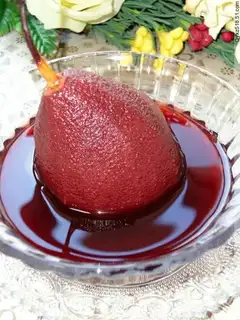 Boiling pear in red wine