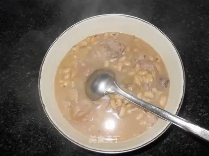 Stewed pig's feet with soybeans
