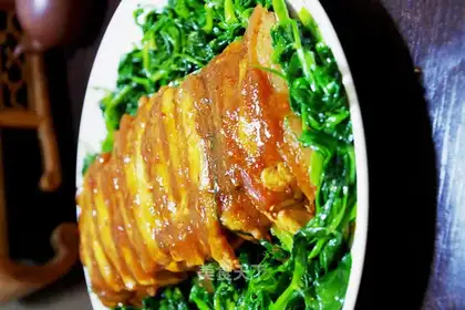 Steamed pork with gold and silver