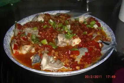 Steaming fish tail with chopped pepper