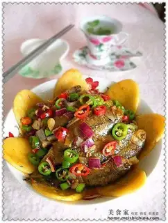 Sticking cakes and boiling small fish