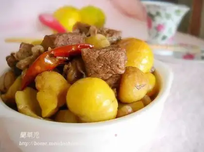 Braised beef brisket with peanuts and chestnuts