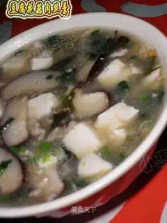Tofu, mushroom and shredded pork soup