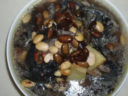 Black bean and black chicken soup