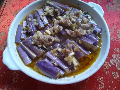 Steamed eggplant with minced meat and bean paste