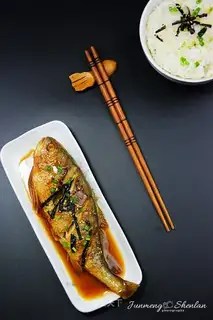 A Japanese picture of a yellow flower fish