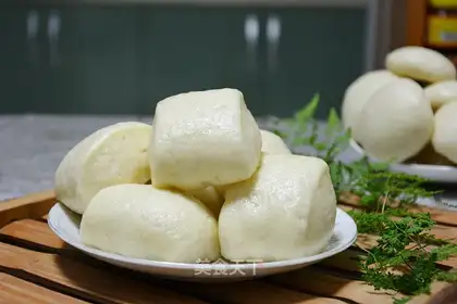 Milk knife cut the buns