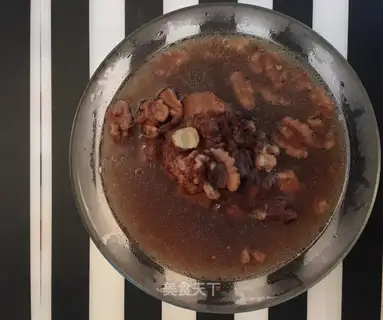 A walnut lotus pig's bone