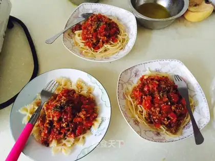 Tomato chips. Noodles