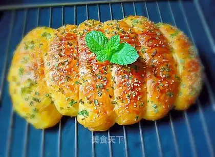 Onion sesame buns