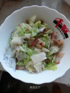 Hand tore the cabbage