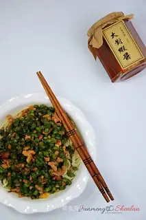 Big pairs of shrimp sauce and meat beans