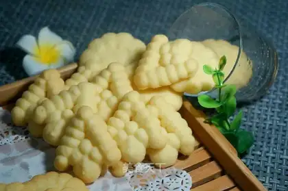 Light cream cookies