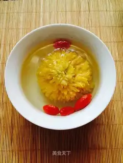 The tea with the chrysanthemum