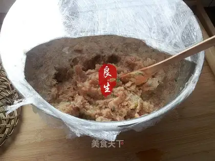 The small cage wraps meat